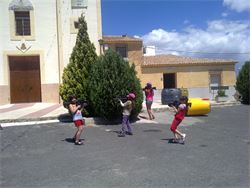 Fiesta Laser en pueblo de Matanzas de Santomera. Niños disparándose en partida Laser Tag